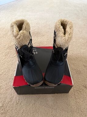 NWT Women’s 10M Cougar Black Winter Snow Boots with Faux Fur Lining